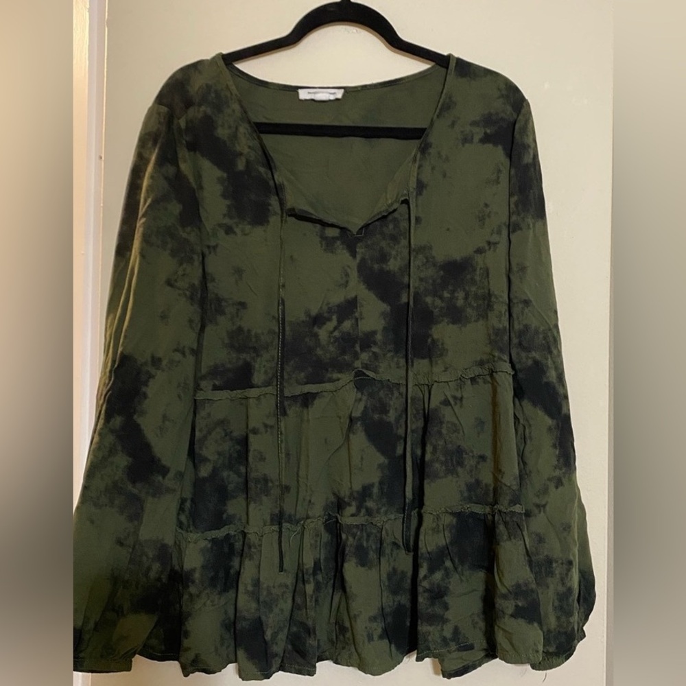 Beachlunchlounge Green and Black Tie Front Blouse